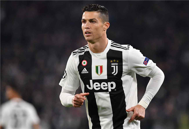 国产二游《白银之城》内测引热议 竟能被美腿boss一直踩